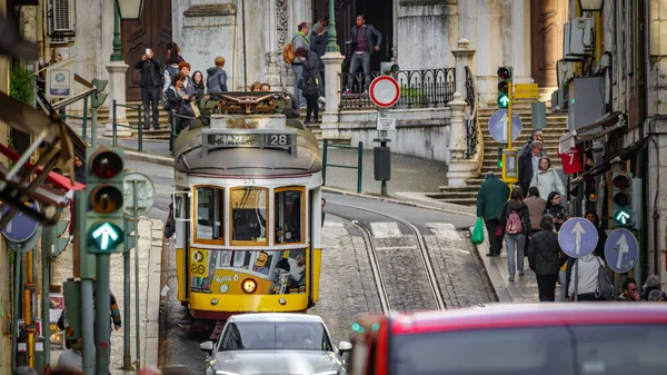 LISBON - APRIL 9: The famous 28 line tram with tourists and cars on April 9 2018 in Lisbon, Portugal — Stock Photo, Image