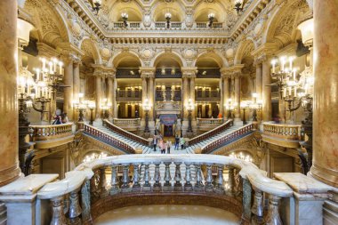 Paris, Fransa, 17 Mayıs: Turist ziyaret Opera de Paris iç merdiven, Palais Garnier'e, ile tanımlanamayan grup 1861 1875 yılına 17 Mayıs 2015 yılında Paris üzerinde inşa edilmiş.