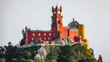 Sarayı da Pena hill dikiz üzerinden. Sintra, Lisbon. Portekiz