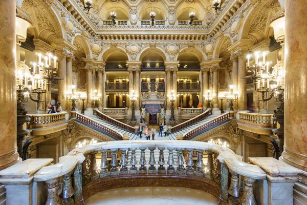 Párizs, Franciaország, május 17-én: Azonosítatlan csoport a turisták látogatása a lépcsőn, Palais Garnier, Párizsi Opera belső épült 1861-ben 1875-ben a május 17-én, 2015-ben Paris. — Stock Fotó