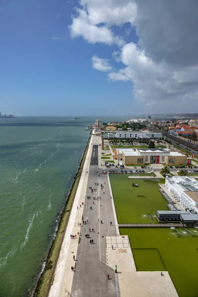 LISBOA, PORTUGAL - 4 DE ABRIL DE 2018. Vista aérea de la multitud de turistas en la Torre de Belem y sus alrededores, famosa atracción turística en Lisboa, Portugal . — Foto de Stock