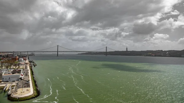 Geniş üst görüntülemek 25 de Abril köprü Lizbon'da Tagus Nehri üzerinde
