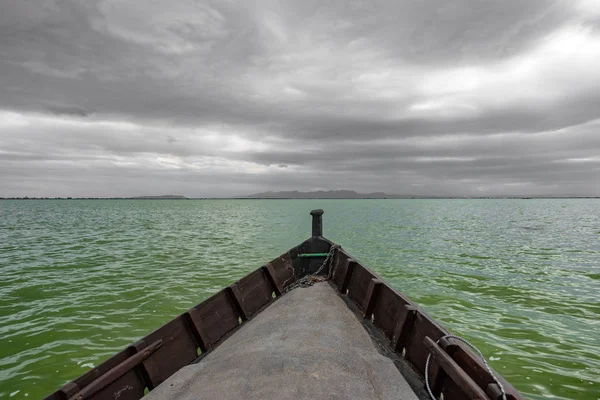 Barco sobre Albufera y horizonte nublado, España — Foto de Stock