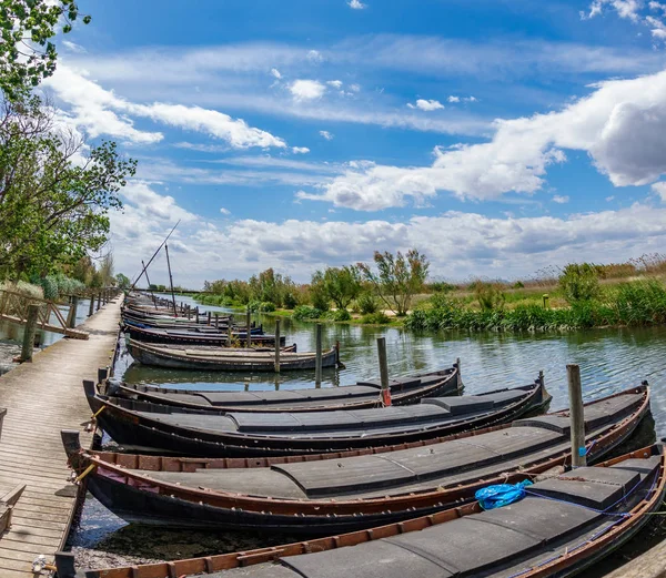 Albufera nature reserve with wooden fishing boats and pier in Catarroja, Valencia — Stock Photo, Image