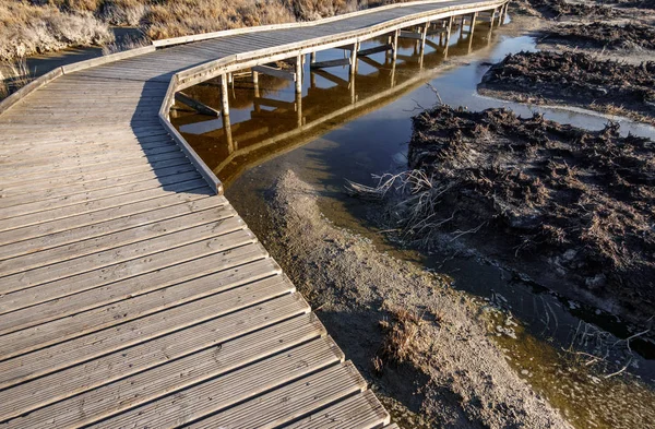Träbro över torr sjön — Stockfoto
