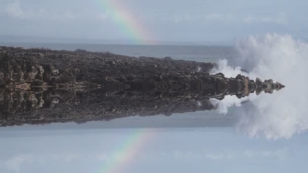 Olas salvajes reflejadas rompiendo en la costa atlántica con arco iris en cámara lenta — Vídeo de stock
