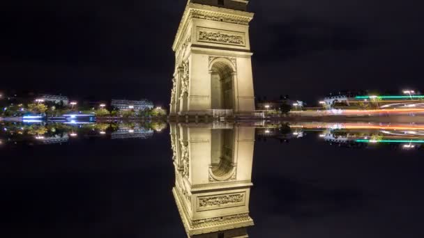 4K Time Lapse of Arc de Triomphe por la noche, París con reflexión mística — Vídeo de stock