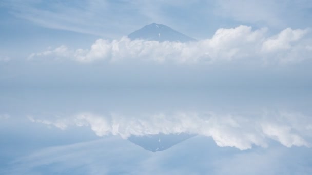 Monte Fuji y la ciudad de Fujinomiya Time-Lapse en 4K con reflexión — Vídeos de Stock