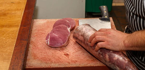 Przygotowując stek z polędwicy wołowej — Zdjęcie stockowe