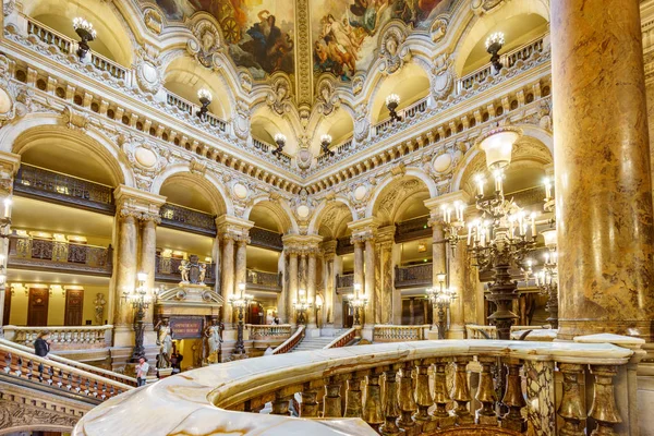 Párizs, Franciaország, május 17-én: Azonosítatlan csoport a turisták látogatása a lépcsőn, Palais Garnier, Párizsi Opera belső épült 1861-ben 1875-ben a május 17-én, 2015-ben Paris. — Stock Fotó