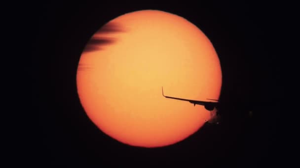 Jet atterraggio con il sole dietro di esso — Video Stock