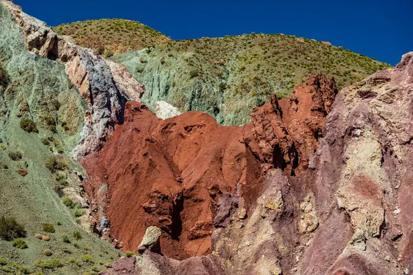 Tęczowa dolina z jasnymi kolorami w Atacama — Zdjęcie stockowe