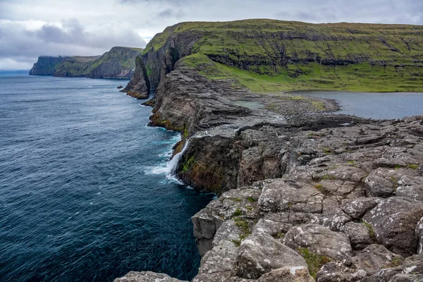 Bosdalafossur waterval naar de oceaan op Vagar eiland kustlijn — Stockfoto