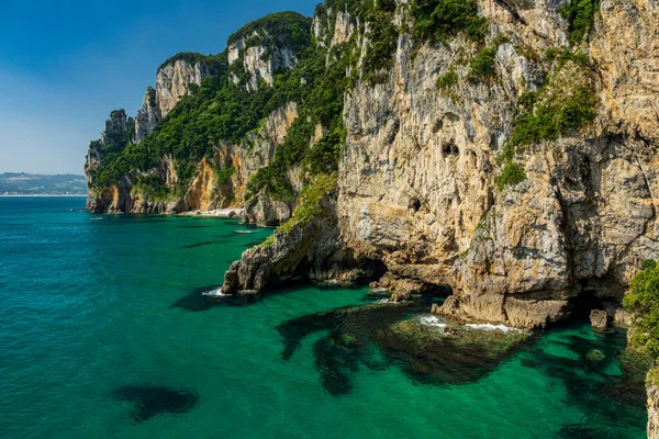 Kaya kayalıkları ve koyu yeşil Cantabrian okyanusu — Stok fotoğraf