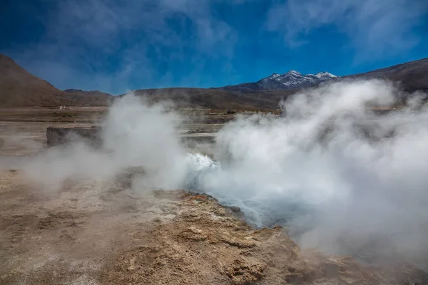 La niebla de un géiser en Atacama — Foto de Stock