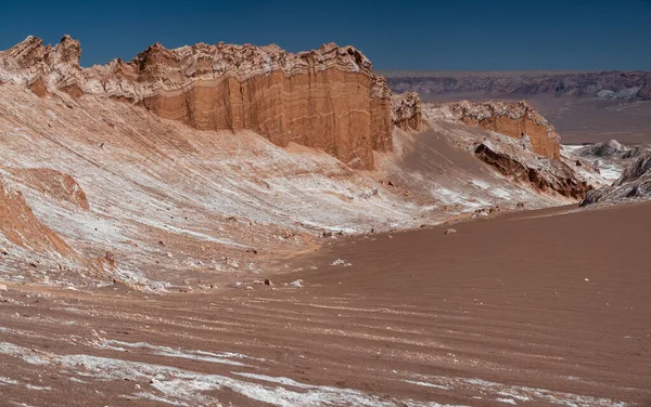 Espectacular y desgarrador valle lunar en Atacama — Foto de Stock