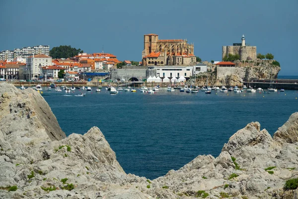 Castro Urdiales centro da cidade e catedral emoldurada com pedras — Fotografia de Stock