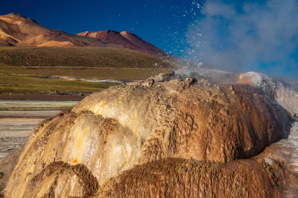 Aktív Geyser El Tatio pezsgő vízzel, Atacama — Stock Fotó