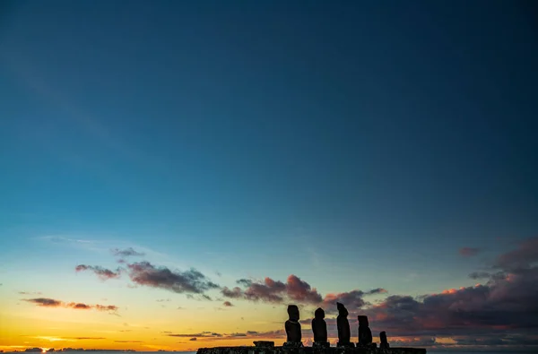 Moai shilouettes Ahu Tahai auringonlaskun aikaan kirkas taivas — kuvapankkivalokuva