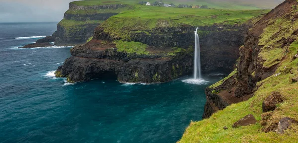 Gasadalur cachoeira amplo ângulo panorama nas Ilhas Faroé, dia nebuloso — Fotografia de Stock