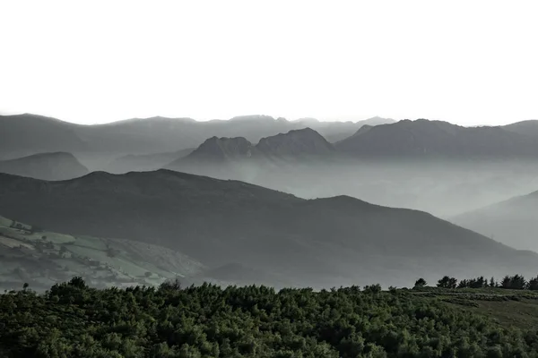 白云笼罩着群山 — 图库照片