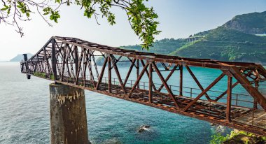 Eski paslı demir yükleme bölmesi, profil görünümü