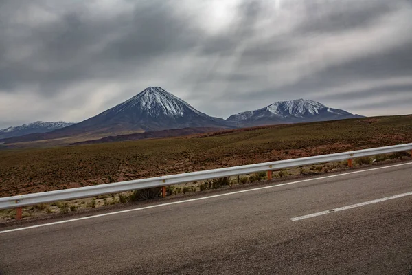 Estrada de alta inclinação em Atacama com Licancabur — Fotografia de Stock