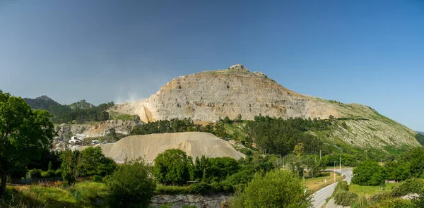 Enorme panorama da mina de pedra na montanha — Fotografia de Stock