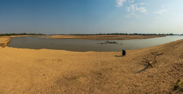 Fotograaf neemt foto 's naar nijlpaarden tijdens safari — Stockfoto