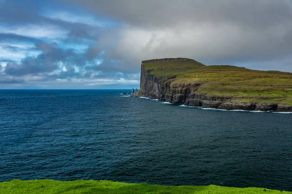 Risin og Kellingin los gigantes de las islas Feroe en el horizonte — Foto de Stock