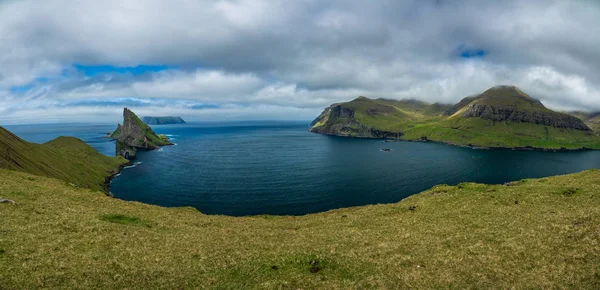 Amazing Gigapan view of Drangarnir gate, Tindholmur and Mykines, Faroe Islands — Stock Photo, Image