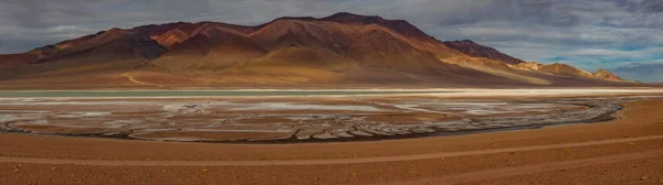 Vast salt lake with mountains in Atacama — Stock Photo, Image