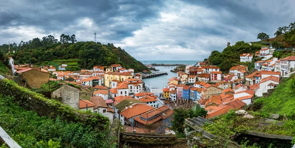 Cudillero dorp breed panorama in Asturië — Stockfoto