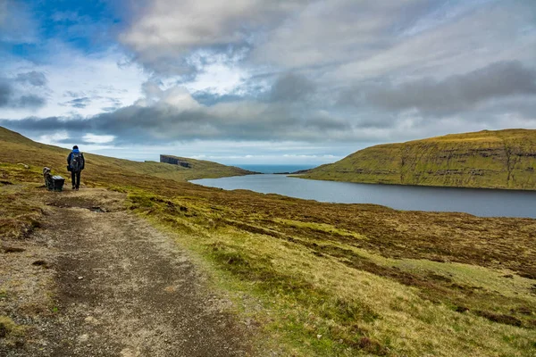 Uidentificerede turister vandreture i Sorvagsvatn sø over, Færøerne - Stock-foto