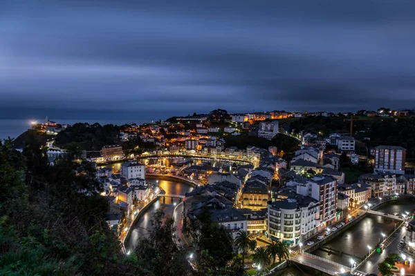 Luarca stad på natten ultra lång exponering — Stockfoto