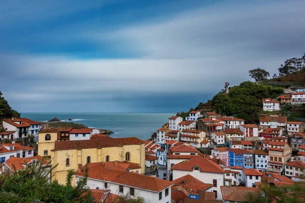 Cudillero vissersdorp ultra lange blootstelling uitzicht — Stockfoto