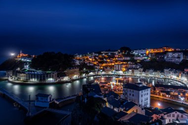 Luarca şehri geceleri çok uzun süre açıkta kalıyor.