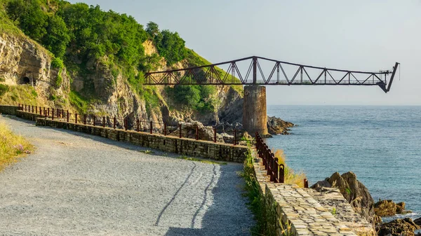 Esplanade towards old run-down iron loading bay — Stock Photo, Image