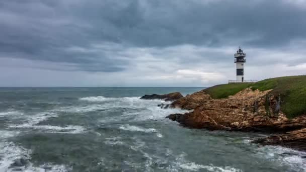 Costa áspera con lapso de tiempo del faro bajo el paisaje nublado — Vídeo de stock