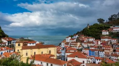 Asturias 'ta Cudillero balıkçı köyünün zaman aşımı
