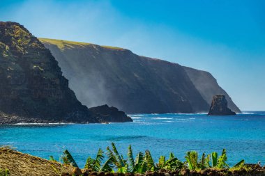 Paskalya Adası 'nda sert kıyı şeridi, profil manzarası, Şili