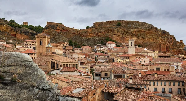 Tour, église et toits dans la ville antique de Daroca — Photo