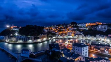 Luarca şehrinde gece oldu. Zaman aşımı, üst manzara.