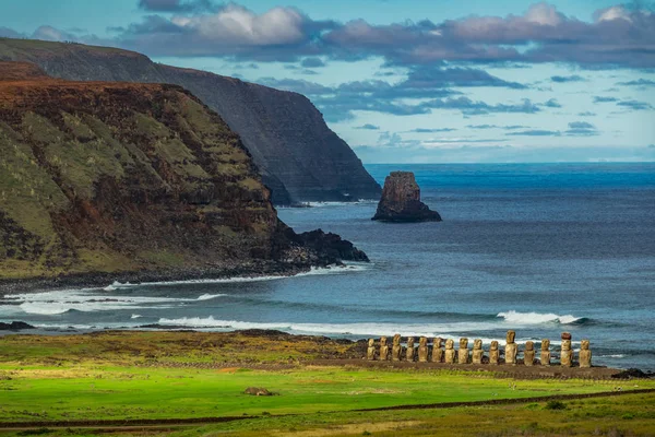 Grote kans op Ahu Tongariki op Paaseiland vanaf de verte — Stockfoto