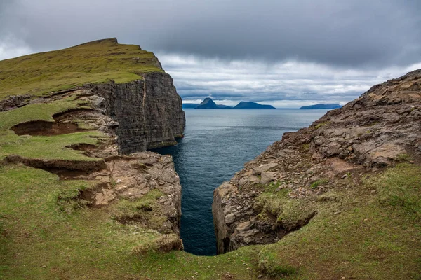 Falésias de Sorvagsvatn sobre o oceano nas Ilhas Faroé — Fotografia de Stock