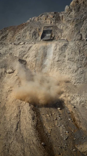 Dumper lossning stenar från gruvan till dumpa — Stockfoto