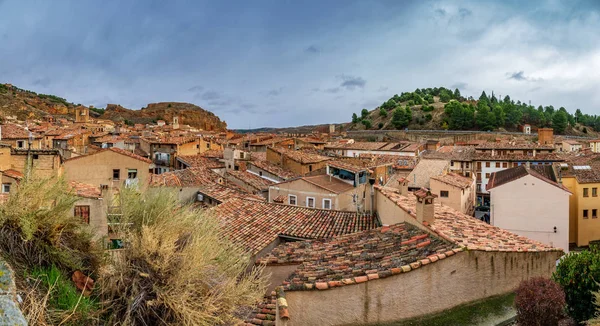 Toits tour, église et tuiles dans la ville antique de Daroca — Photo