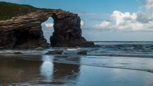 Time-lapse en la playa catedral con agujeros en las rocas — Vídeo de stock