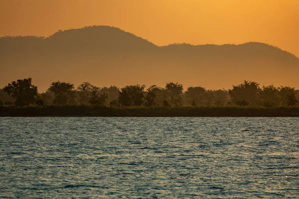 Λίμνη Μαλάουι ακτή στο ηλιοβασίλεμα με πορτοκαλί ουρανό — Φωτογραφία Αρχείου