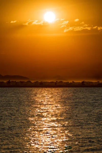 Sun, clouds, lake malawi and coastline with orange sky — Stock Photo, Image